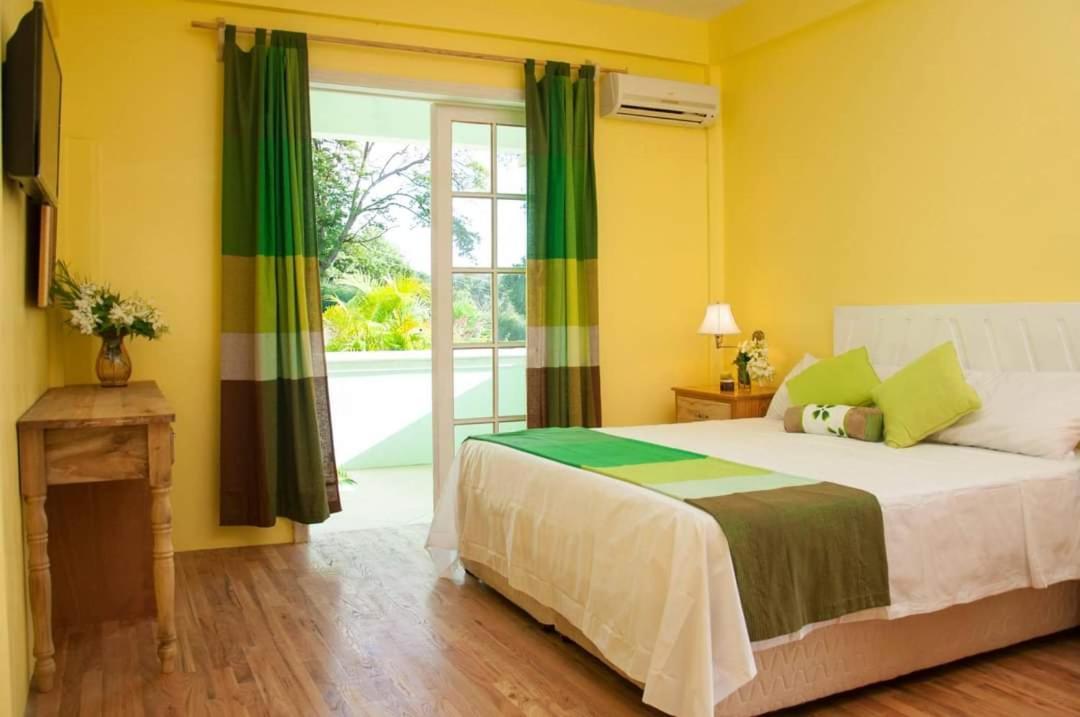 Diamond View Cottages Roseau Bagian luar foto